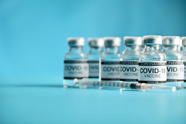 COVID-19疫苗玻璃瓶和注射器图片下载