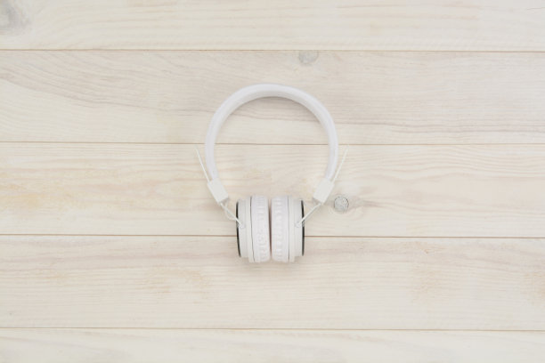 耳机上的白色木制背景图片下载