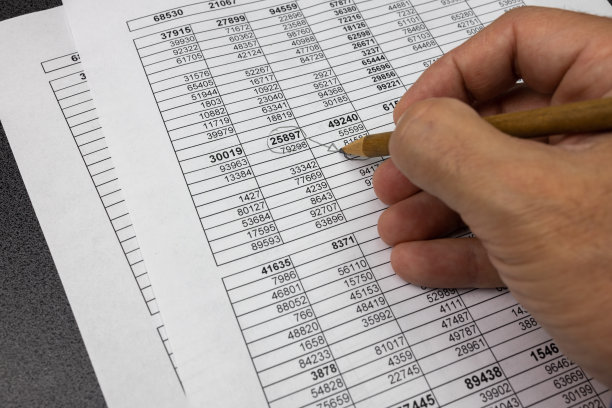 分析会计文件的人用铅笔指出一些数据图片下载