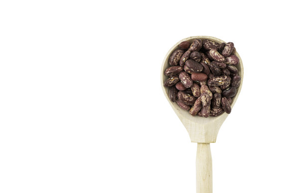 红豆在木勺上孤立在白色背景上，俯视图。图片下载