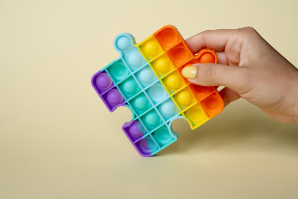 在女性手中，流行的popit玩具图片下载