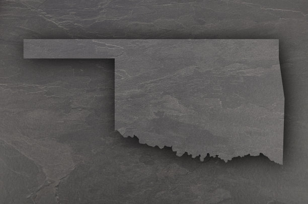 黑色石板上的俄克拉何马州地图图片下载