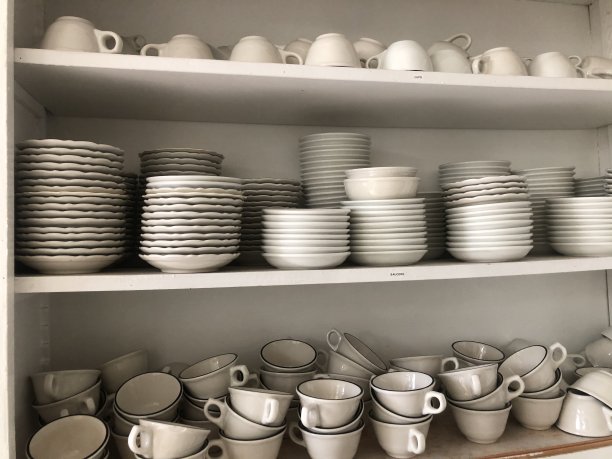 架子上堆叠的白色盘子图片下载