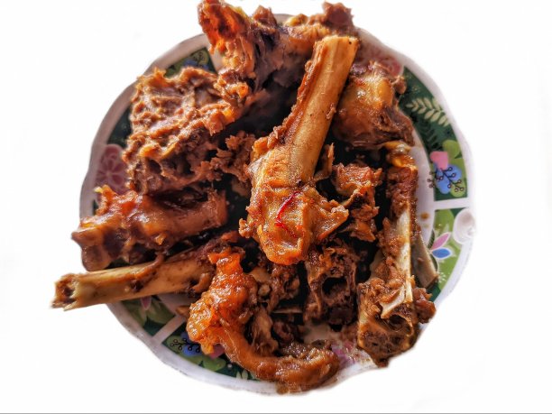 肉与骨咖喱在白色的背景图片下载