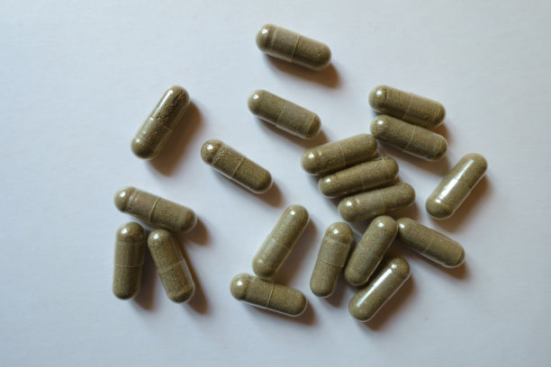 多颗绿棕色甘氨酸铁胶囊俯视图图片下载