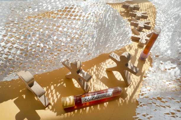 带着试管的木头人。阳光直射下的白色剪纸阴影图片下载