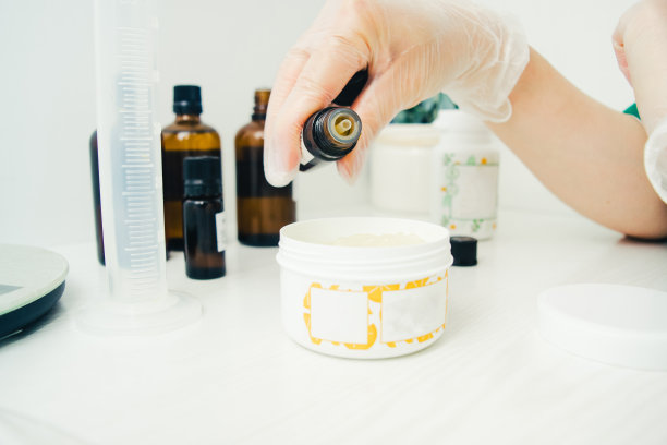 制作有机护肤品库存照片图片下载