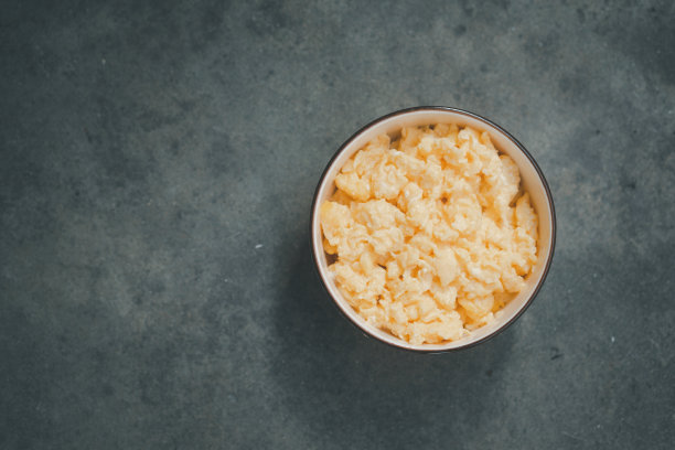 在碗里炒鸡蛋。自制的概念图片下载