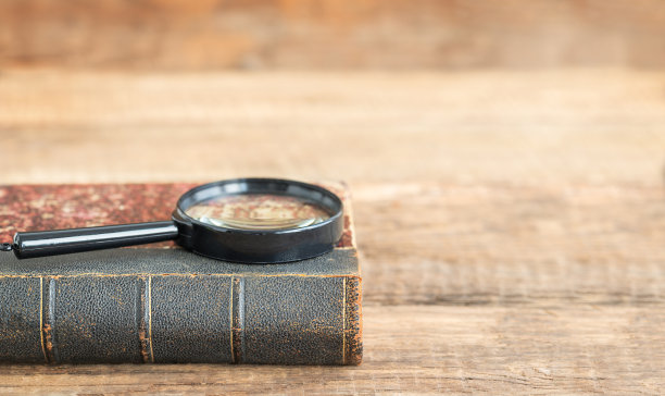放大镜在书上图片下载