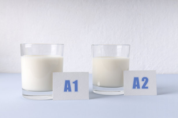 白色墙壁的蓝色表面上两杯牛奶的特写，不同类型的牛奶图片下载