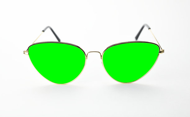 时尚的太阳镜在薄的金色框架在白色的背景与绿色的背景添加视频和图像。图片下载