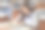这是一名年轻的亚洲女大学生在大学教室里穿着学生制服在平板电脑上学习和写作的照片图片下载