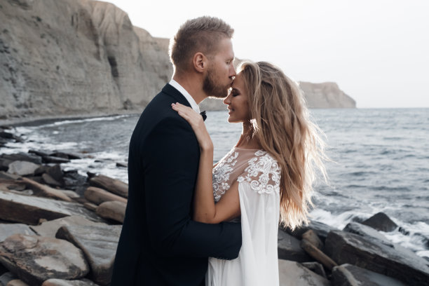 在大海和夜空的背景下，新婚夫妇在他们的婚礼上图片下载