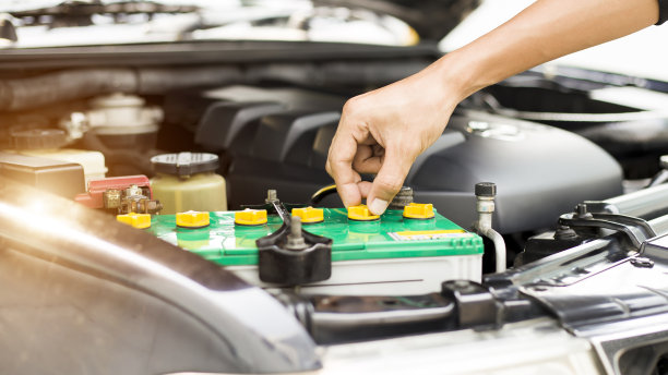 汽车修理工在检查汽车发动机时，将修理机器、汽车服务和保养的检查表写在剪贴板上。图片下载