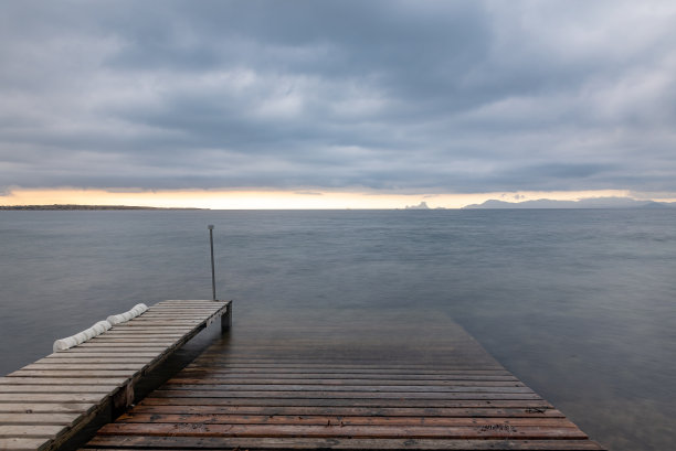 弗门特拉港的夜景图片下载