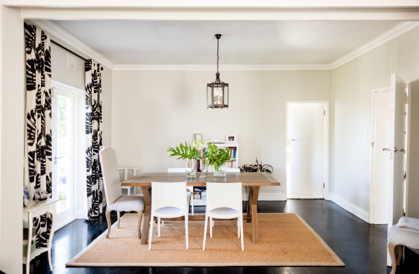 餐桌和椅子在一个现代家庭的餐厅图片下载