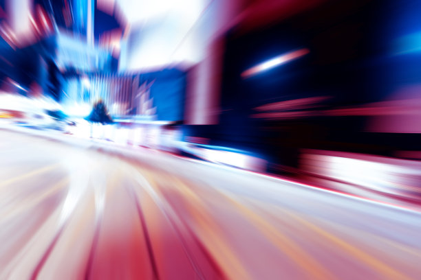 城市夜间交通灯轨迹的抽象图像图片下载