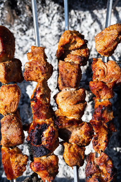 金属棒烤猪肉串，特写。卢拉烤肉串。烧烤聚会。野餐。图片下载