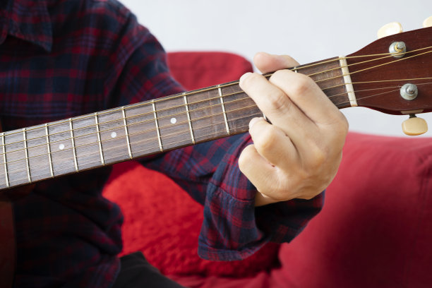 男子手弹吉他的特写。图片下载