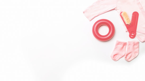 婴儿化妆品。浴室女童配件。白色的桌子背景上，为新生儿设置粉红色。前视图。本空间图片下载