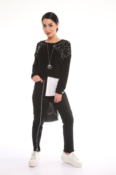 年轻美丽的女人在冬天的服装前面的白色背景。图片下载