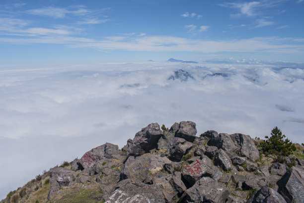 灰色的石头与云彩的背景图片下载