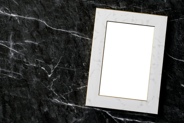 空白的白色复古木框架上的黑色大理石地板背景，复制空间的模型和模板图片下载