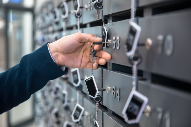 一个男人正在打开信箱图片下载