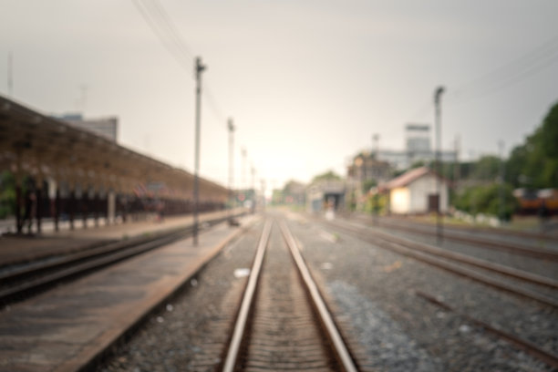 传统的乡村火车站和铁路轨道(背景模糊)。图片下载