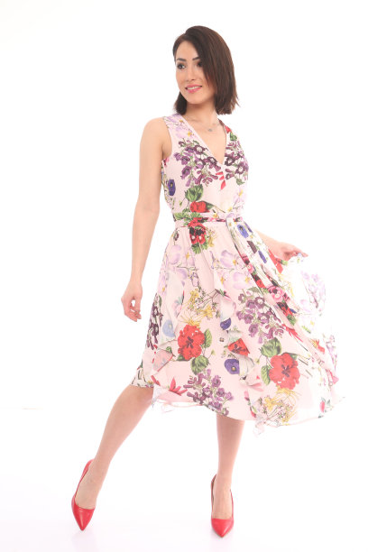 年轻美丽的女人在彩色的夏季服装前面的白色背景。图片下载