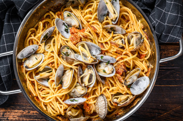 蛤蜊vongole海鲜意大利面平底锅里的意大利面。深色木制背景。俯视图图片下载