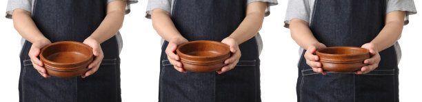 厨师拿着木杯孤立在白色的背景图片下载