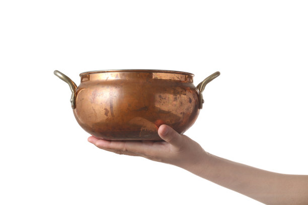 年轻女子手持铜汤锅孤立在白色背景上图片下载