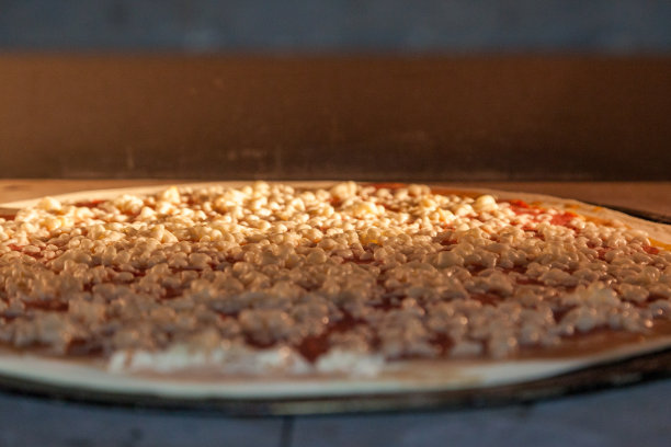 又薄又好吃的披萨是在烤箱里烤的。图片下载