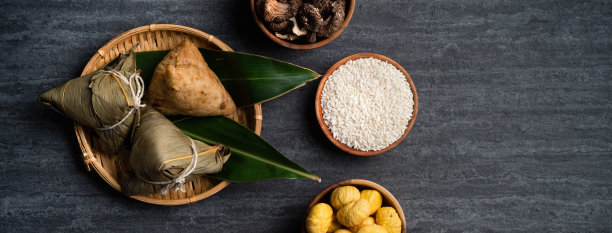 粽子粽子俯视图为端午节上方以黑色为背景。图片下载