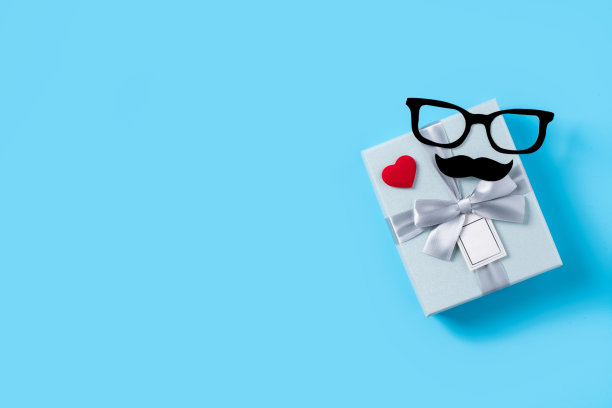 父亲节礼物设计理念。蓝色桌子背景上的纸装饰俯视图。图片下载