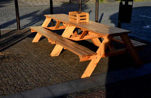 木制的露营长椅，包括一张桌子和一个装餐具和盐瓶的盒子。在聚会活动和啤酒节时充当临时的坐席图片下载