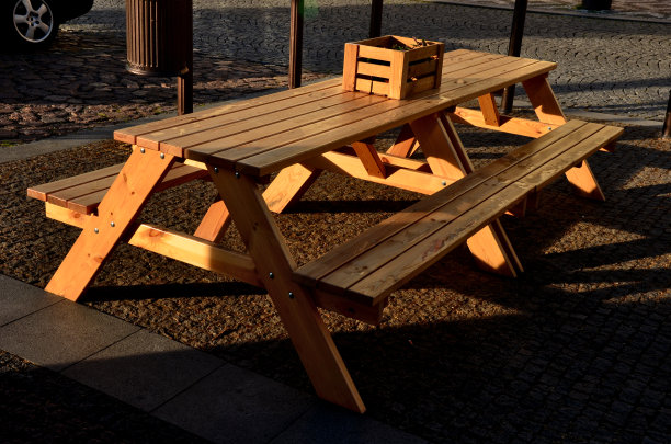 木制的露营长椅，包括一张桌子和一个装餐具和盐瓶的盒子。在聚会活动和啤酒节时充当临时的坐席图片下载