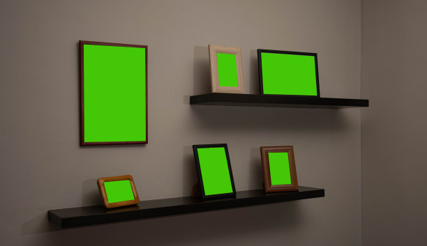不同颜色背景的空画框，在墙上，在架子上，抽象的，木制的框架。图片下载