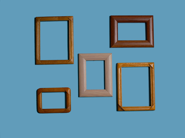 不同颜色背景的空画框，在墙上，在架子上，抽象的，木制的框架。图片下载