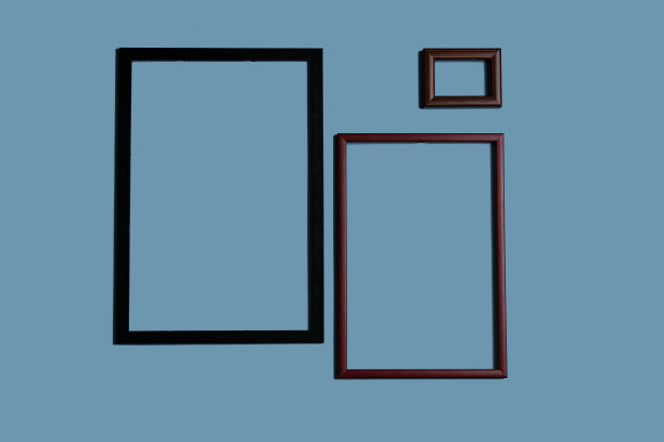 不同颜色背景的空画框，在墙上，在架子上，抽象的，木制的框架。图片下载
