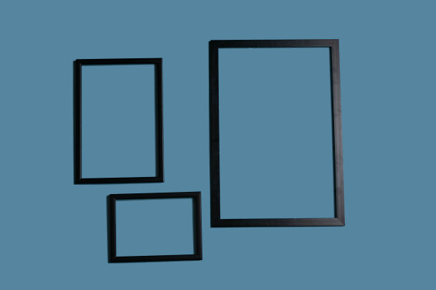 不同颜色背景的空画框，在墙上，在架子上，抽象的，木制的框架。图片下载