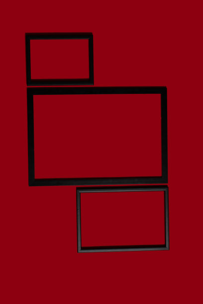 不同颜色背景的空画框，在墙上，在架子上，抽象的，木制的框架。图片下载