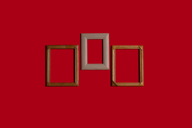 不同颜色背景的空画框，在墙上，在架子上，抽象的，木制的框架。图片下载