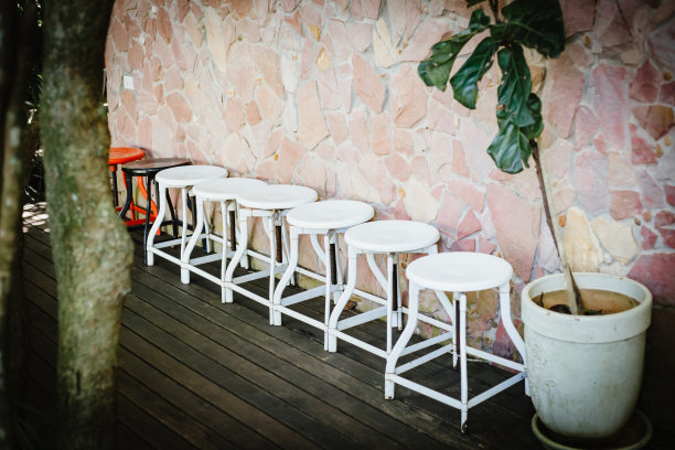 木地板上排列着几把白色椅子。图片下载