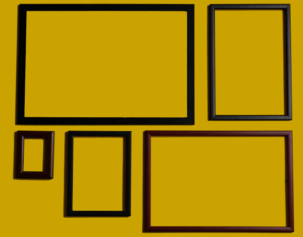 不同颜色背景的空画框，在墙上，在架子上，抽象的，木制的框架。图片下载