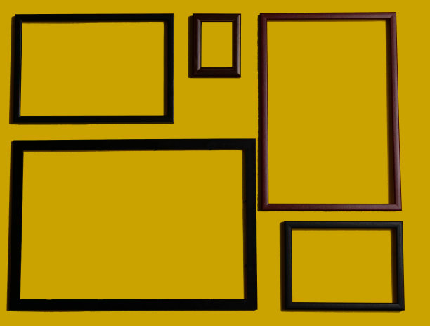 不同颜色背景的空画框，在墙上，在架子上，抽象的，木制的框架。图片下载