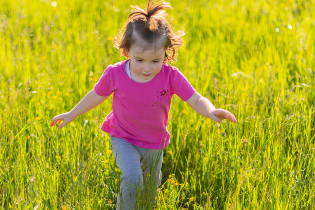 女孩在草地上奔跑图片下载
