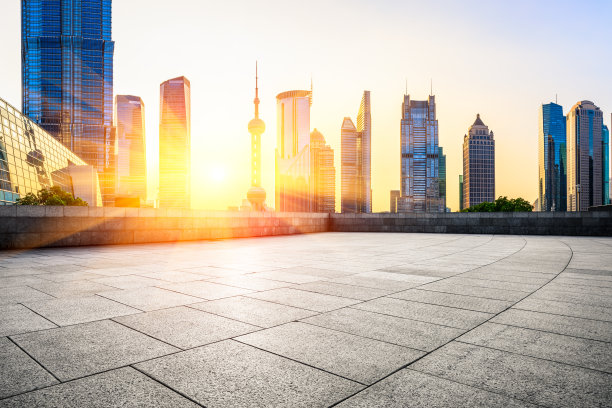 日落空广场路和城市天际线图片下载