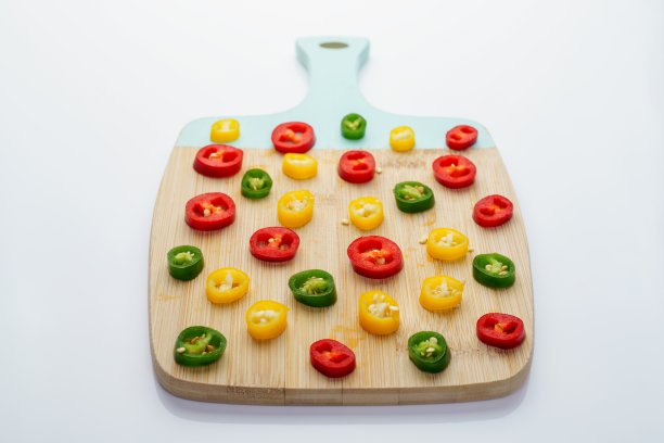 彩色的辣椒在banbus板上图片下载